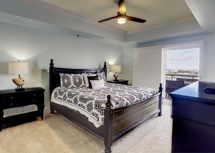 Beachfront Destin Condo With Pool And Harbor View!